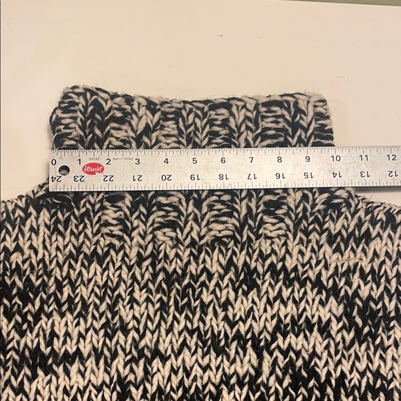 Black and White Knit Sweater - Picture 4 of 4